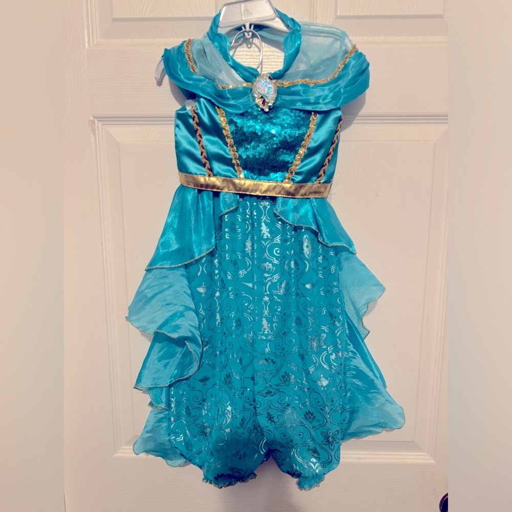 Disney store costume Jasmine was only worn once no stains, tears, or fraying